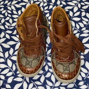 Gucci boys shoes sz 26(9-10)